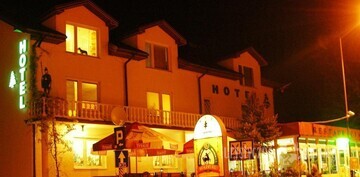 hotel - hotel pod świerkiem, położony jest w bliskim sąsiedztwie romantycznego parku zdrojowego.
 