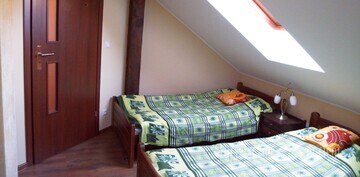 pokoje w mazurskim raju - sypialnia ii - w drugiej sypialni są również trzy jednoosobowe łóżka o szer. 90cm. poza oknem bocznym jest okno dachowe.  