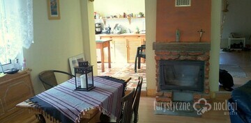  - kuchnia oraz pokój z kominkiem w murowanym domu 