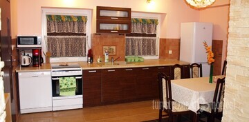 pokoje w mazurskim raju - kuchnia - duża kuchnia całkowicie wyposażona we wszystkie potrzebne sprzęty agd, sztućce, talerze i garnki. kuchnia jest połączona z salonem. 
