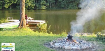 ognisko nad jeziorem - wspaniała uczta przygotowana nad ogniskiem: garnek z pieczonkami, zupa rybna, kiełbaski lub ziemniaki z ogniska przypomną nam nasze dzieciństwo.  