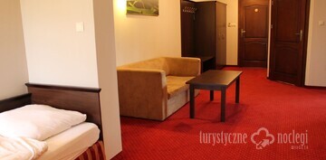 pokój de luxe - powierzchnia 50 m kwadratowych, duże łoże + 2 pojedyncze łóżka, aneks okolicznościowy, wygodne fotele, wi - fi, klimatyzacja, telewizor 32 cale, duża łazienka z wanną 