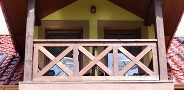 pokoje w mazurskim raju - balkon - balkon łączący dwie sypialnie z dwóch apartamentów. jest możliwość przejścia do sąsiadów poprzez drewniane drzwiczki. 