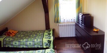 pokoje w mazurskim raju - sypialnia ii - w drugiej sypialni są również trzy jednoosobowe łóżka o szer. 90cm. jest okno boczne z widokiem na jezioro i drogę. 