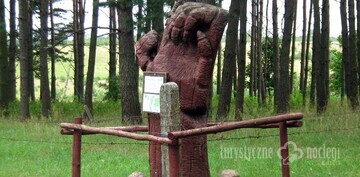 atrakcje mazur-szlakiem mazurskich legend - jedna z rzeźb nawiązująca do mazurskich legend. cudowna trasa  na piesze i rowerowe wycieczki.  