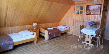 pokój 5 osobowy typu standard  - pokój typu standard w domku drewnianym.  