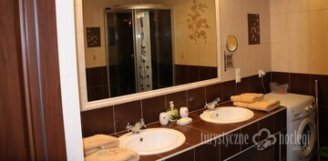 pokoje w mazurskim raju - łazienka dolna. - przy kuchni jest również duża łazienka 10m2 z dwoma umywalkami, wc, prysznicem, pralką. jest dodatkowe oświetlenie, lusterko kosmetyczne, suszarka do włosów.  